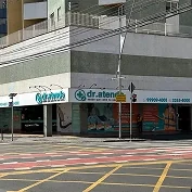 Unidade da Dr. Atende vista da esquina, com o telefone da clínica na fachada