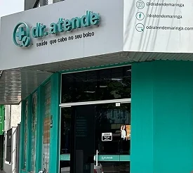 Entrada de uma unidade da Dr. Atende, com o letreiro da marca em letra caixa sobre a fachada verde-água