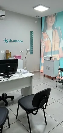 Sala de atendimento da Dr. Atende, com mesa, computador, mobiliário claro e mural ilustrado na parede