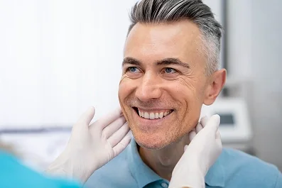 Paciente sorrindo durante avaliação odontológica
