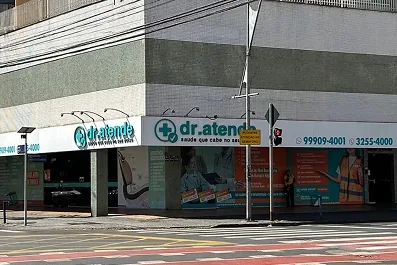 Fachada da unidade Centro da Dr. Atende, em Maringá